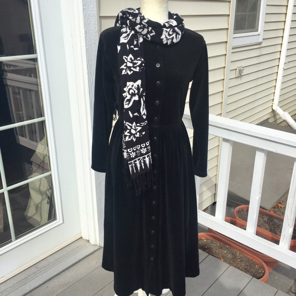 Silverleaf Velvety Midi Dress.  size S